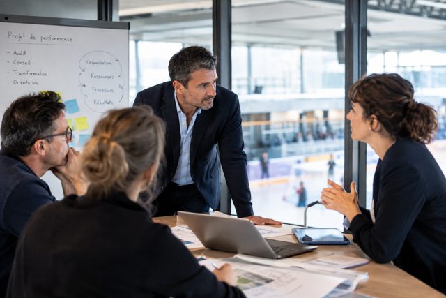 Une réunion de direction devant une patinoire, la méthode au tableau
