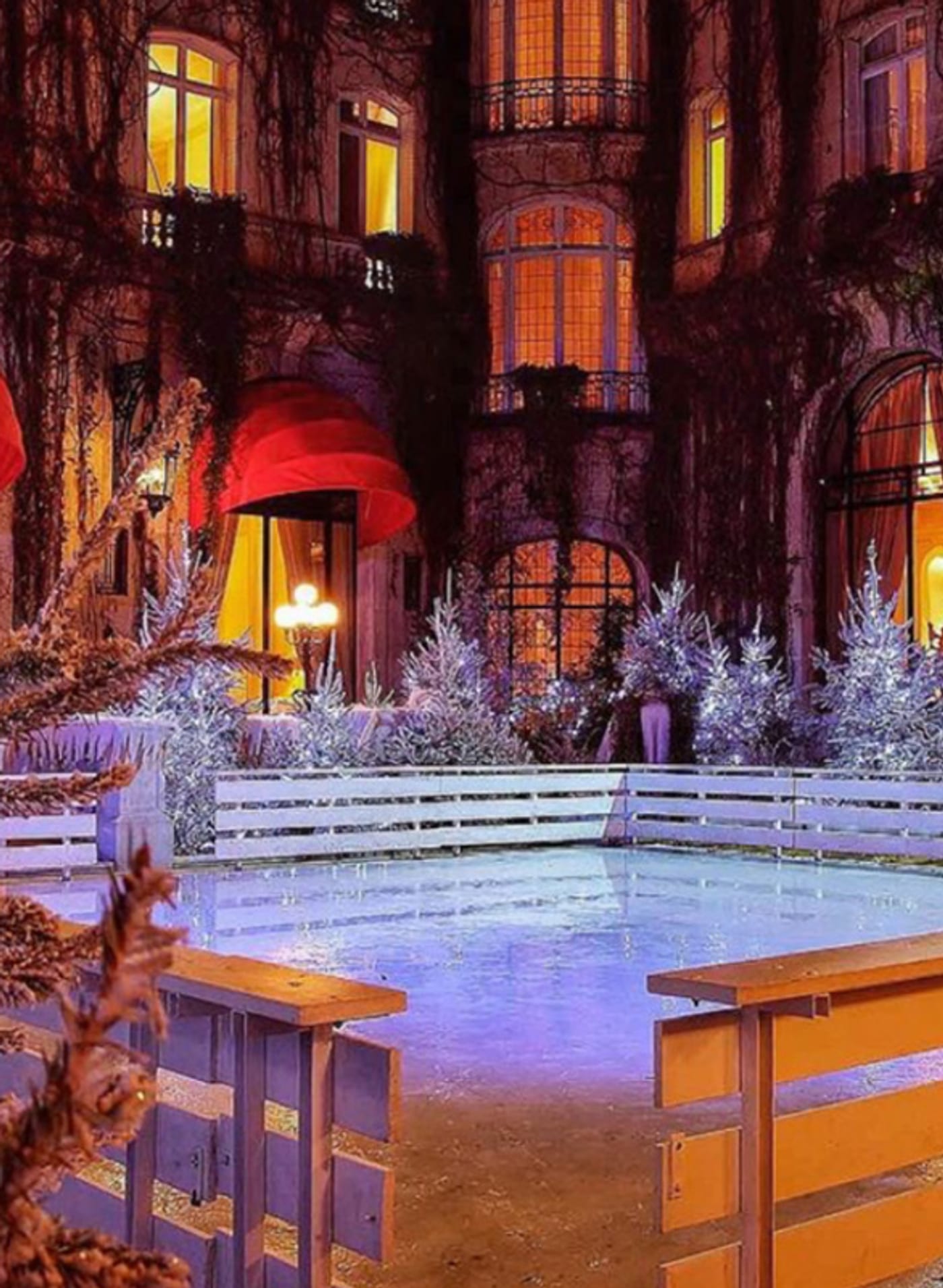 Patinoire installée dans la cour d'un hôtel parisien