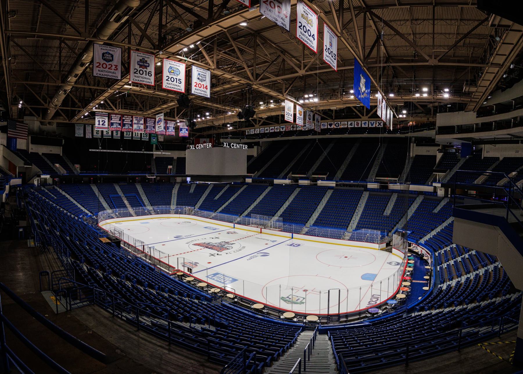 Une patinoire vide sous les tribunes, avant l'ouverture au public